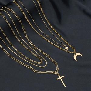 Collana multistrato placcata oro 14K con perline nere, ciondoli croce e luna