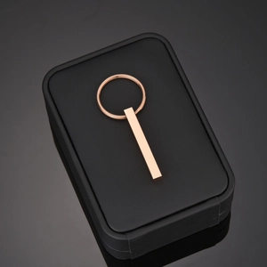Portachiavi minimalista in acciaio inossidabile oro rosa in una confezione regalo nera