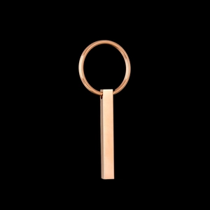 Dettaglio macro del portachiavi a barra rettangolare lucido oro rosa con finitura a specchio