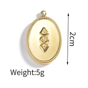 Pendentif ovale en acier inoxydable doré avec motif floral en relief et bord perlé