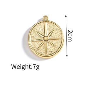 Vue détaillée d'un pendentif rond doré avec motif d'étoile et texture martelée fine