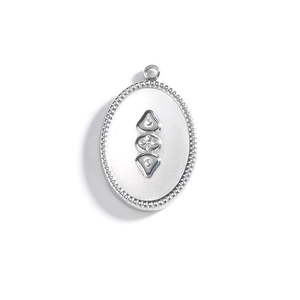 Pendentif ovale en argent avec bordure perlée et pierres blanches sur fond blanc pur