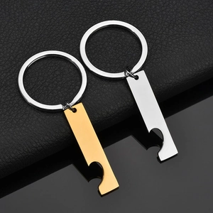 Detailaufnahme der polierten Herz-Schlüsselanhänger aus 304 Edelstahl in Gold und Silber