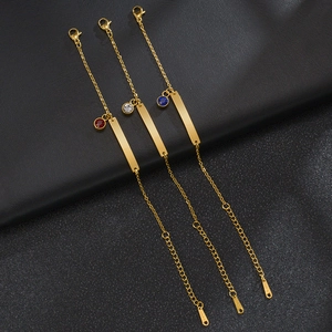 Pulseras de acero inoxidable dorado con placas rectangulares y dijes de colores vibrantes