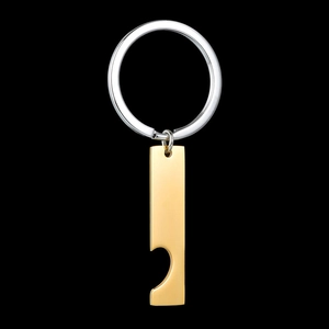 Detailansicht eines gold-silbernen Puzzle-Schlüsselanhängers für Paare aus Edelstahl
