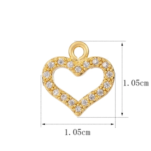 Nahaufnahme des goldenen Herzanhängers mit Zirkonia-Besatz, Maße 1,05 cm mal 1,05 cm