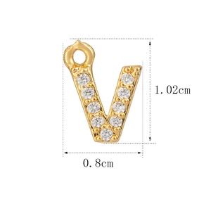 Detaillierte Größenansicht des goldenen V-Anhängers mit Diamanten, 1,02 cm x 0,8 cm groß