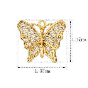 Makroaufnahme von Gold Schmetterling Anhänger mit Kristallen und Größe 1,17x1,33cm