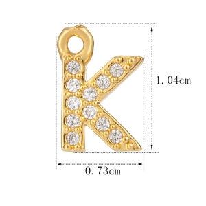 Nahaufnahme des goldenen Buchstaben-K-Anhängers mit Zirkonia-Inlay und Abmessungen