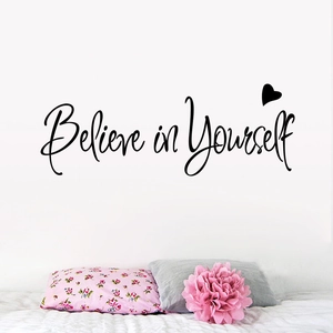 Adesivo murale Believe in Yourself con icona a cuore su parete bianca minimalista