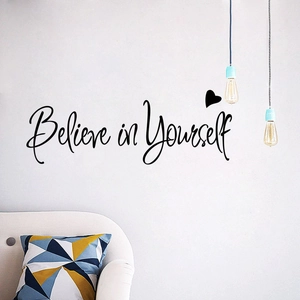Adesivo murale Believe in Yourself con cuore in un soggiorno moderno e luminoso