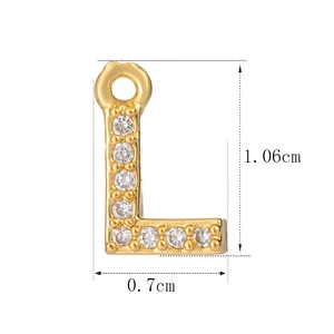 Nahaufnahme des goldenen Buchstaben L Anhängers mit Zirkonia, Größe 1,06 cm x 0,7 cm