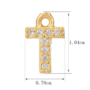 Makro-Detail des goldenen Buchstabe-T Anhängers mit Zirkonia und Größenangabe
