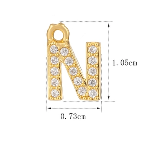 Makroansicht des goldenen Buchstaben-N-Anhängers mit Zirkonia und genauen Maßen