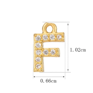 Makroaufnahme von vergoldetem Buchstaben F Anhänger mit Maßen 1,02 cm x 0,66 cm und Zirkonia