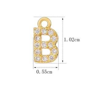 Makroaufnahme des Anhängers Buchstabe B in Gold mit Zirkonia und genauen Abmessungen