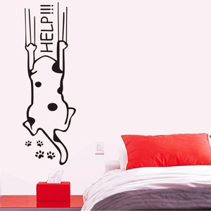 Dettaglio dell'adesivo murale con scritta HELP e cane dalmata che si arrampica