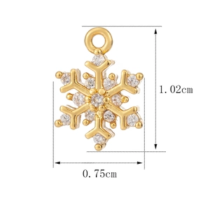 Detailansicht eines goldenen Schneeflocken-Anhängers mit Zirkonia und Maßangaben