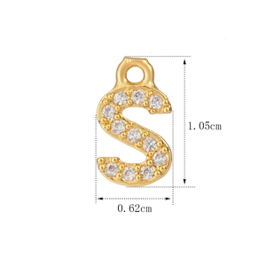 Detailansicht des goldenen S-Buchstabenanhängers mit Zirkonia-Pflasterung, 1,05 cm groß