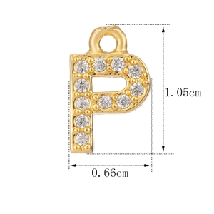 Detailansicht des goldenen P-Anhängers mit Strasssteinen und präziser 1,05 cm Höhenmessung