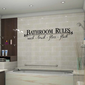 Détail du sticker mural Bathroom Rules avec texte wash brush floss flush sur carreaux