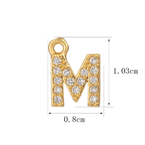 Detailansicht des goldenen Buchstaben-M-Anhängers mit Zirkon-Steinen und Maßen