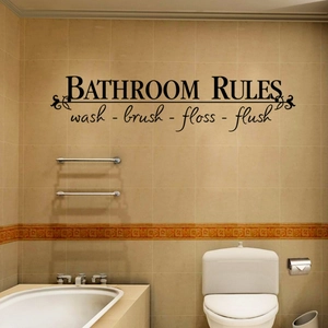 Détail du sticker mural étanche Bathroom Rules avec les instructions de lavage noires