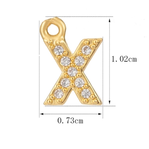 Detail des goldenen Buchstabe-X-Anhängers mit Maßen 1,02 cm x 0,73 cm und weißen Kristallen