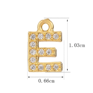 Detailansicht mit Maßen des goldenen Buchstaben-E-Anhängers mit funkelnden Strasssteinen