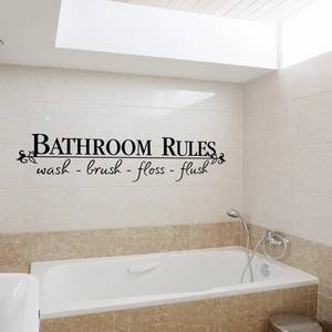 Détail du sticker mural Bathroom Rules avec texte sur carreaux beiges au-dessus du bain
