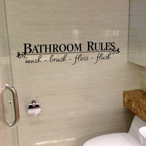Détail du sticker mural Bathroom Rules avec les commandes wash brush floss flush