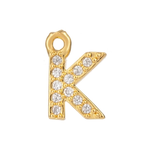 Detailansicht goldener K-Buchstabenanhänger mit funkelnden Mikropavé-Kristallen
