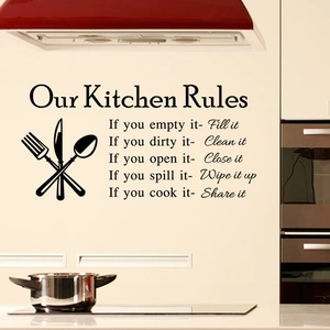 Adesivo murale decorativo Our Kitchen Rules nero con icone posate per cucine moderne