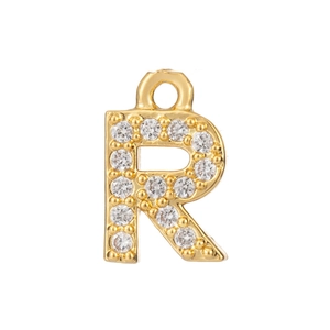 Detailansicht des goldenen Buchstabe R Anhängers mit Zirkonia und feiner Milgrain-Kante