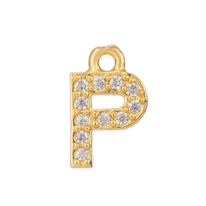 Detailaufnahme von goldenem Anhänger Buchstabe P mit funkelnden Zirkonia Kristallen
