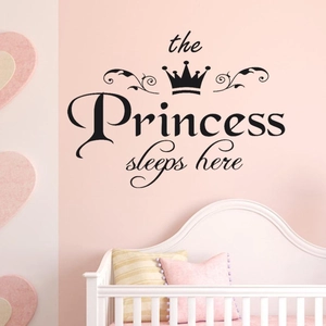 Adesivo da parete nero Princess sleeps here con corona per camera dei bambini
