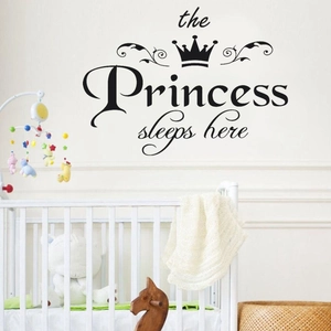 Adesivo murale Princess sleeps here con corona sopra una culla bianca per bambini