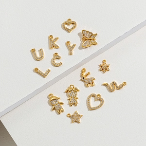 Goldener Anhängersatz mit Buchstaben und Tiermotiven mit funkelnden Zirkonia-Steinen