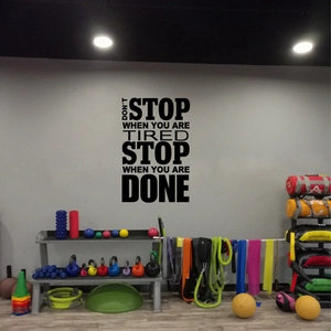 Sticker mural fitness avec citation motivante pour décoration de salle de sport noir