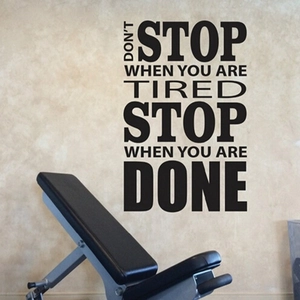 Sticker mural de sport noir inspirant pour salle de fitness avec typographie moderne