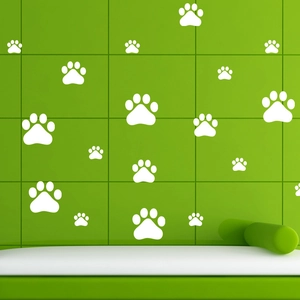 Stickers muraux empreintes de pattes de chien blancs sur fond de carreaux verts