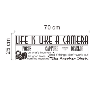 Sticker mural Life is like a camera avec design d'appareil vintage et citation, 70x25cm