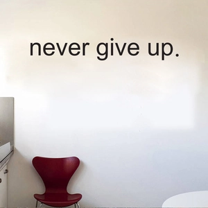 Wandsticker Never Give Up in Schwarz für Wohnzimmer Deko auf weißem Hintergrund