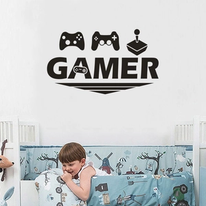 Détail du sticker mural Gamer noir avec manettes dans un décor de chambre d'enfant