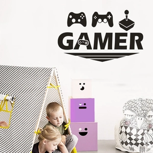 Détail d'un sticker mural GAMER noir avec manettes de jeu dans un décor de chambre