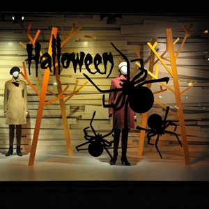 Détail de stickers Halloween noirs avec texte gothique et silhouettes d'araignées sur vitre