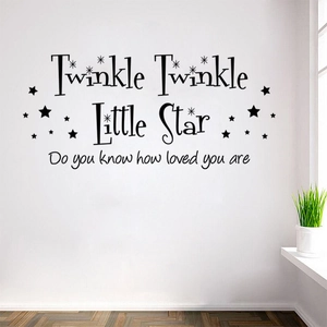 Twinkle Twinkle Little Star Wandtattoo Set mit dekorativen schwarzen Sternen fürs Kinderzimmer