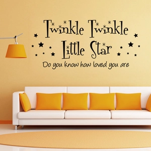 Detail von Twinkle Twinkle Little Star Wandtattoo an einer modernen Wohnzimmerwand