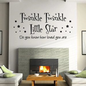 Detail von Twinkle Little Star Wandtattoo mit Sternen auf einer Wohnzimmerwand