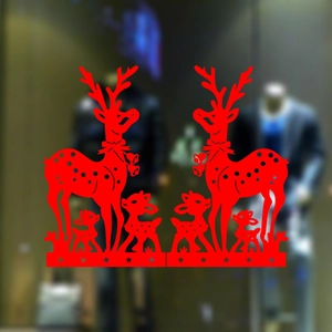 Detalle de pegatinas de renos rojos con estrellas para decoración navideña de escaparate